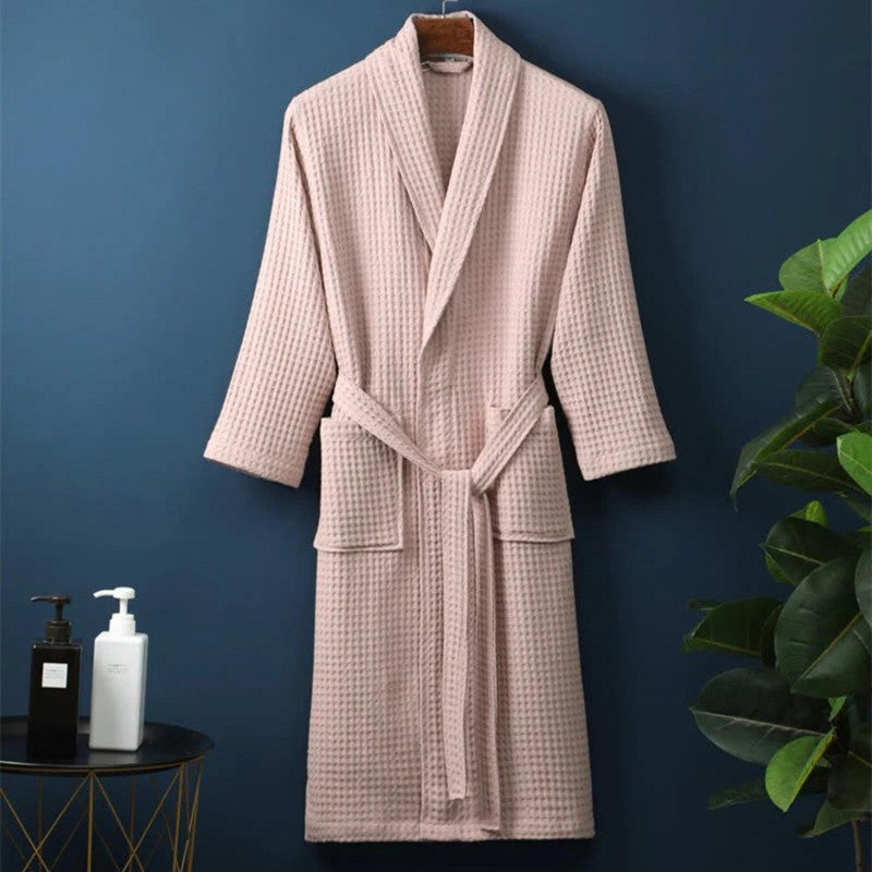 Disfruta la relajación en casa con esta bata de mujer de lujo, cuello V y gofrada. Ideal para tu spa personal.