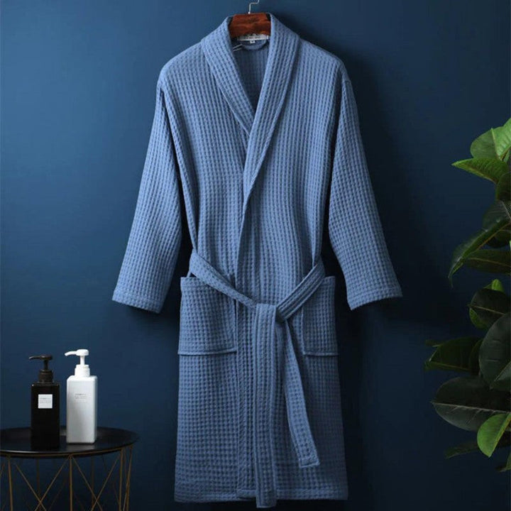 Bata de mujer gofrada con cuello V y cinturón. Ideal para relajación, spa y confort en casa. Puro lujo.