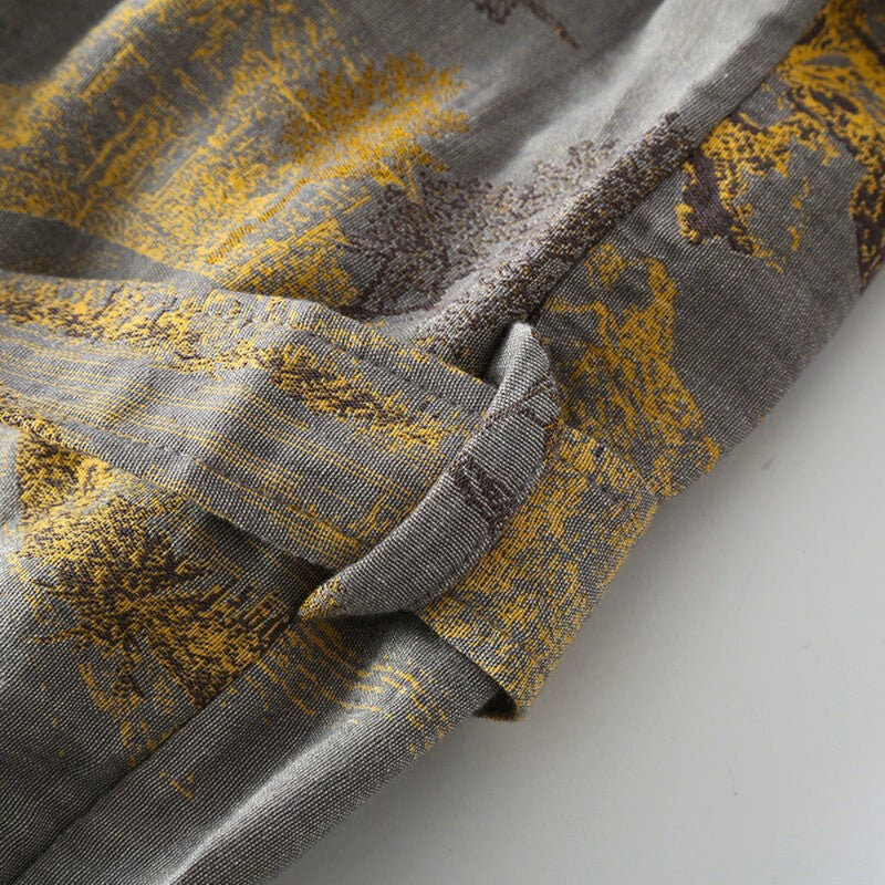 Cómoda bata kimono de mujer, estilo retro con estampado de árboles. Ropa de descanso ideal para moda femenina en casa.