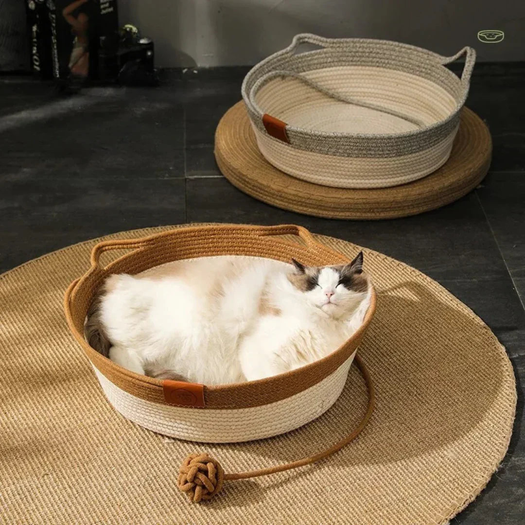 Cama para gato tejida a mano de cuerda de algodón, suave y cómoda para el descanso felino con diseño moderno.