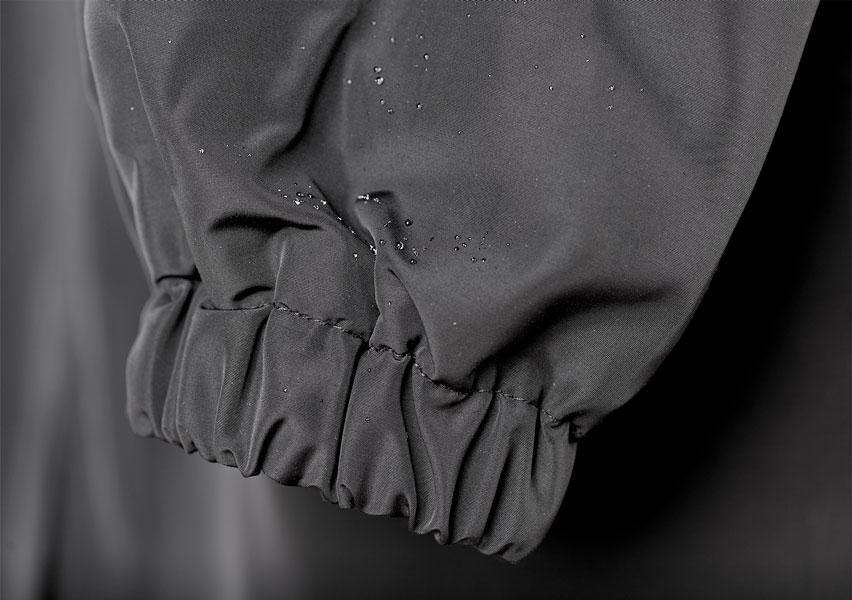 Abrigo impermeable oversize de mujer, ideal para protegerte de la lluvia con estilo en otoño y primavera.