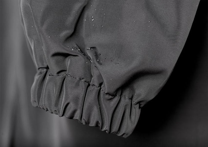 Abrigo impermeable oversize de mujer, ideal para protegerte de la lluvia con estilo en otoño y primavera.