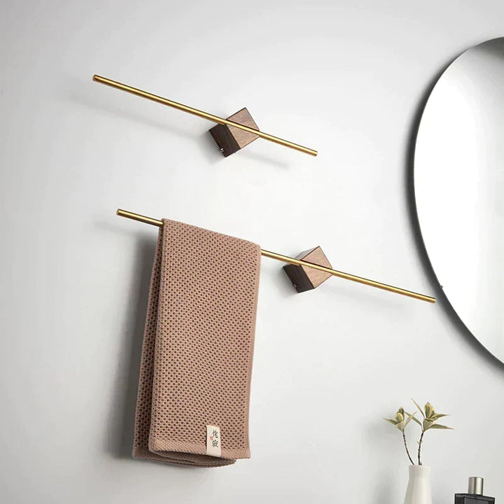 Toallero de baño estrecho en acero inoxidable y efecto madera. Diseño minimalista para ahorrar espacio y organizar toallas.