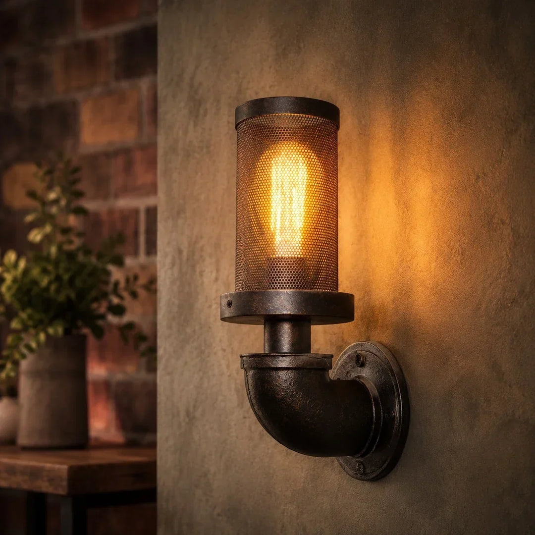 Aplique vintage de metal oxidado, estilo industrial, ideal para iluminación interior en ambientes loft.