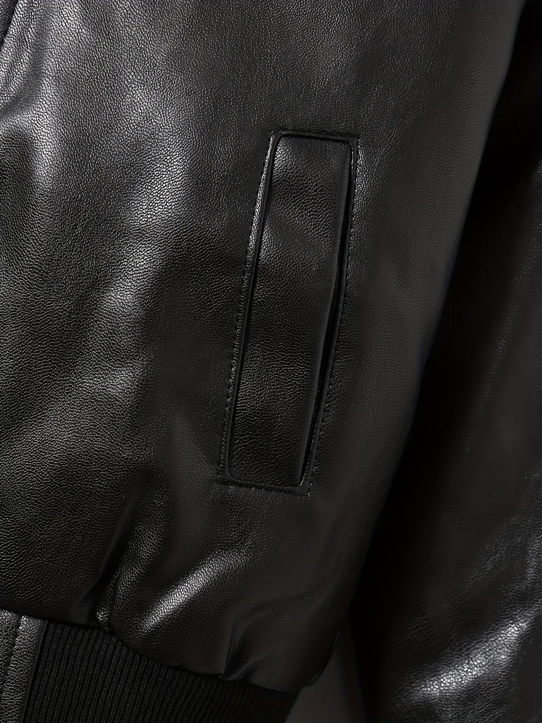 Chaqueta escolar para niños, diseño con cuello alto y cremallera. Ropa exterior práctica y estilosa.