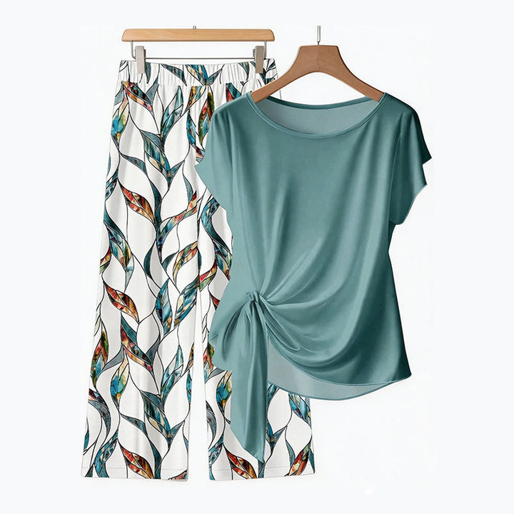 Estilo relajado: Conjunto casual de mujer con top anudado y pantalón estampado de pierna ancha.