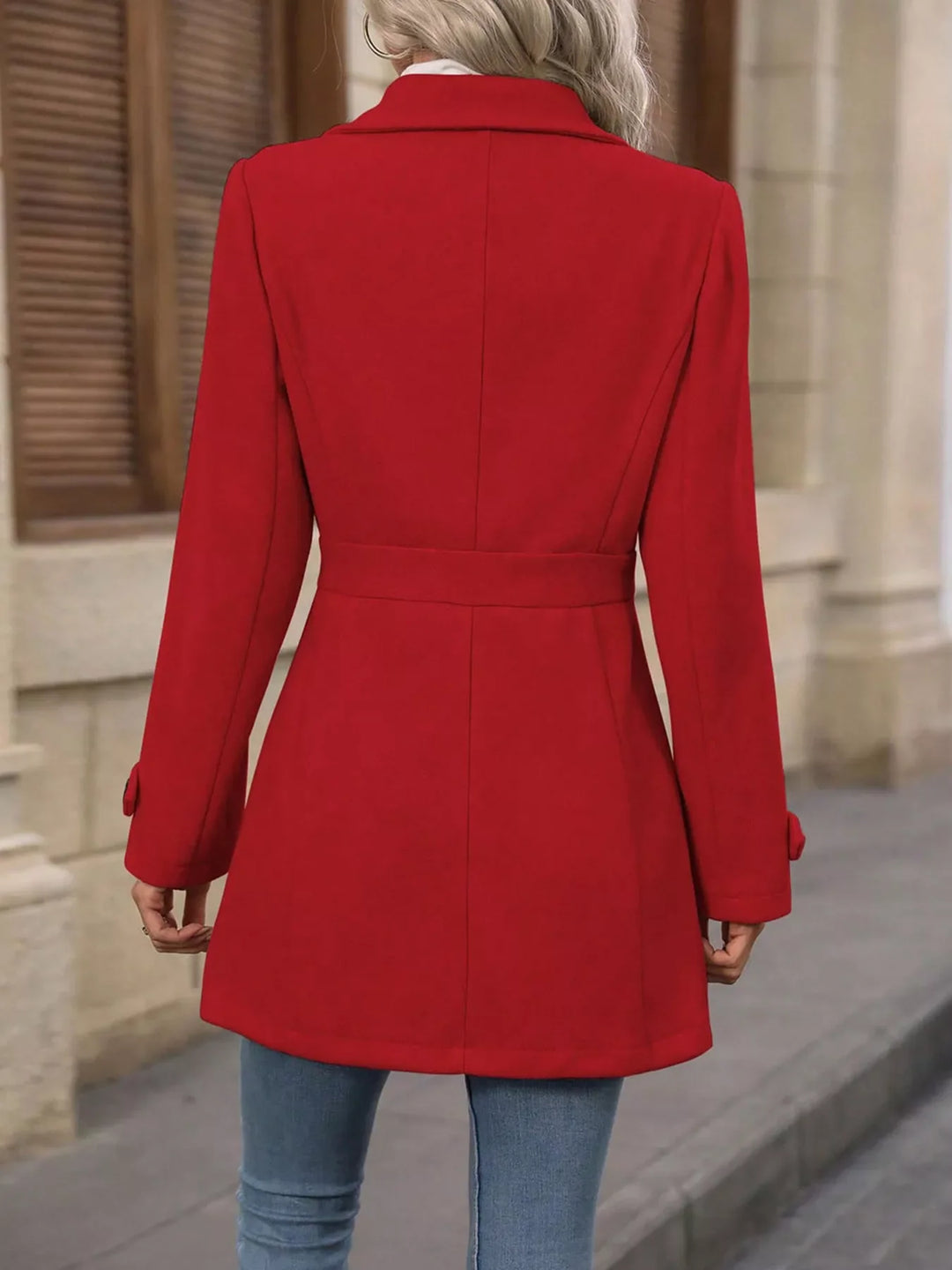 Diseño de chaqueta casual para mujer, destacando botones y manga larga, estilo moderno.