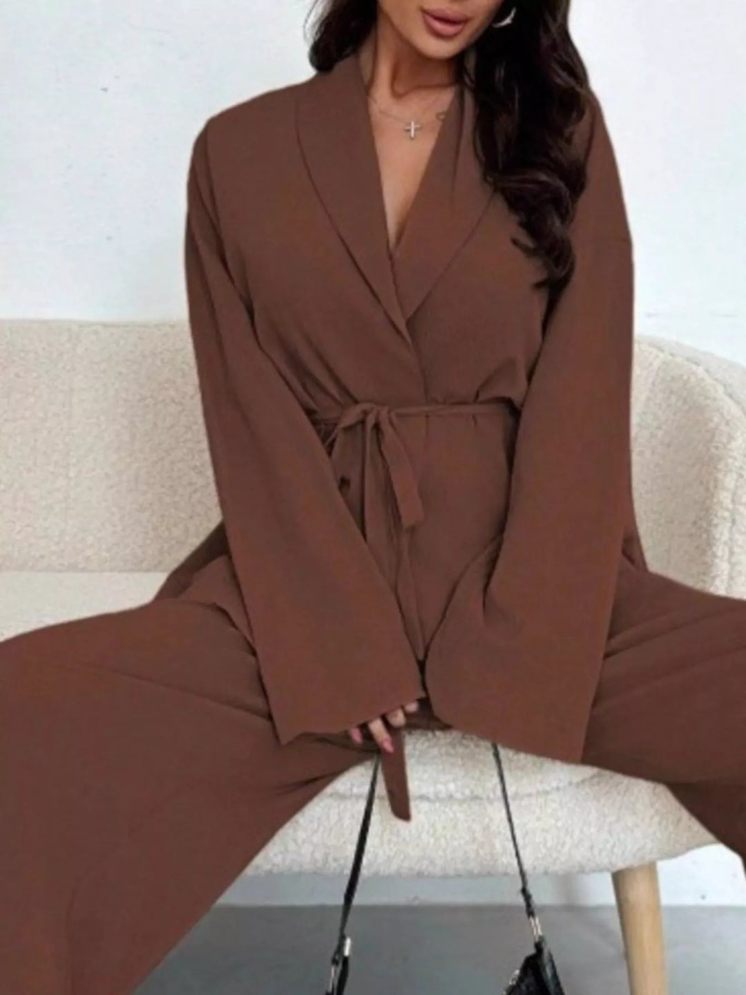Outfit casual elegante: Conjunto mujer top lazo, pantalón pierna ancha. Estilo moderno.
