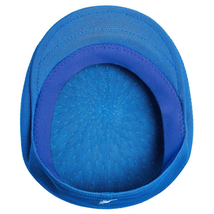 Detalle del logo en la Gorra Plana Ventair 504 azul, realzando su estilo clásico y diseño fresco.