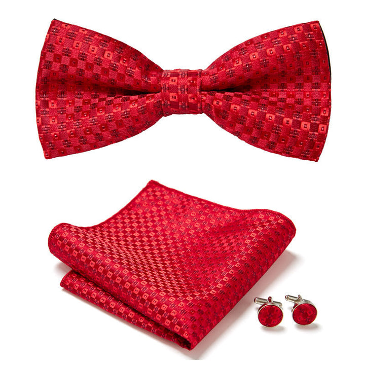 Moda masculina: pajarita floral, pañuelo de bolsillo y gemelos a juego. [[lstfy-media:14]]
