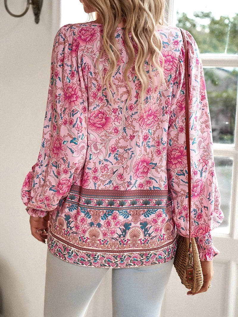 Detalle de estampado floral vibrante en top de verano para mujer, moda casual y chic.