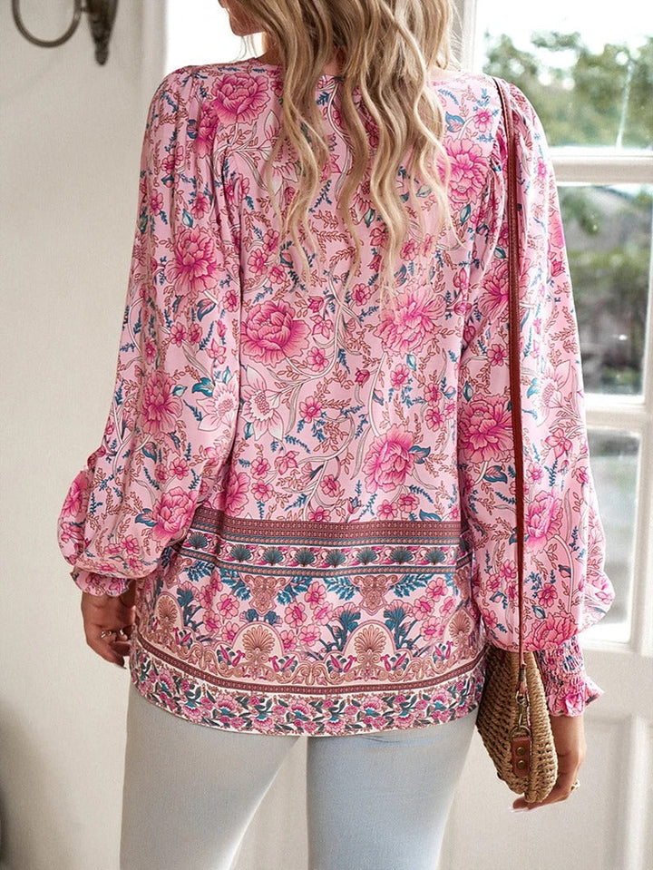 Detalle de estampado floral vibrante en top de verano para mujer, moda casual y chic.
