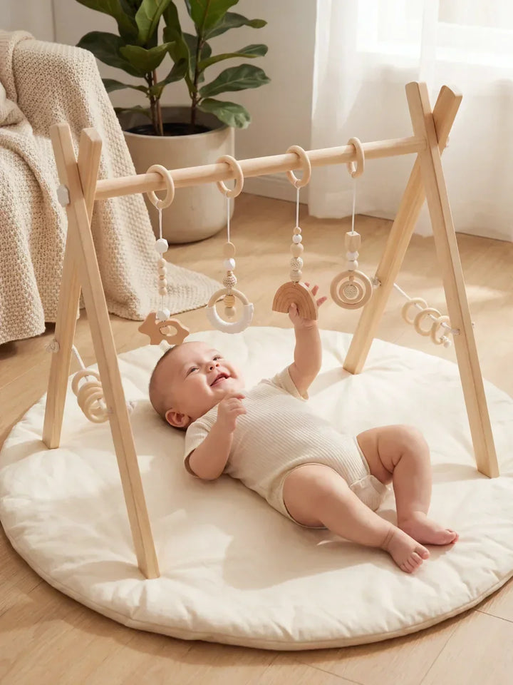 Arco de juegos de madera para bebés, fácil de montar. Fomenta el desarrollo motor y sensorial en los más pequeños.