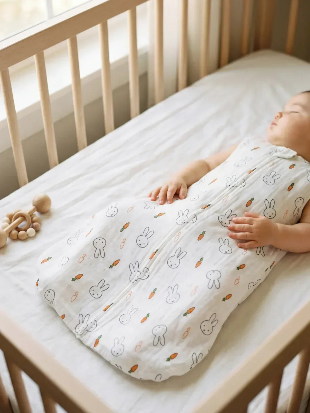 Saco de dormir de algodón y bambú que mantiene al bebé fresco y cómodo durante el verano.