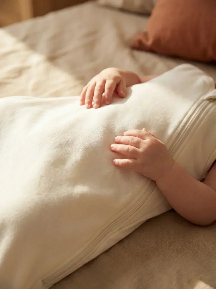 Saco de dormir bambú premium 1.0 TOG. Confort transicional superior para el descanso del bebé.