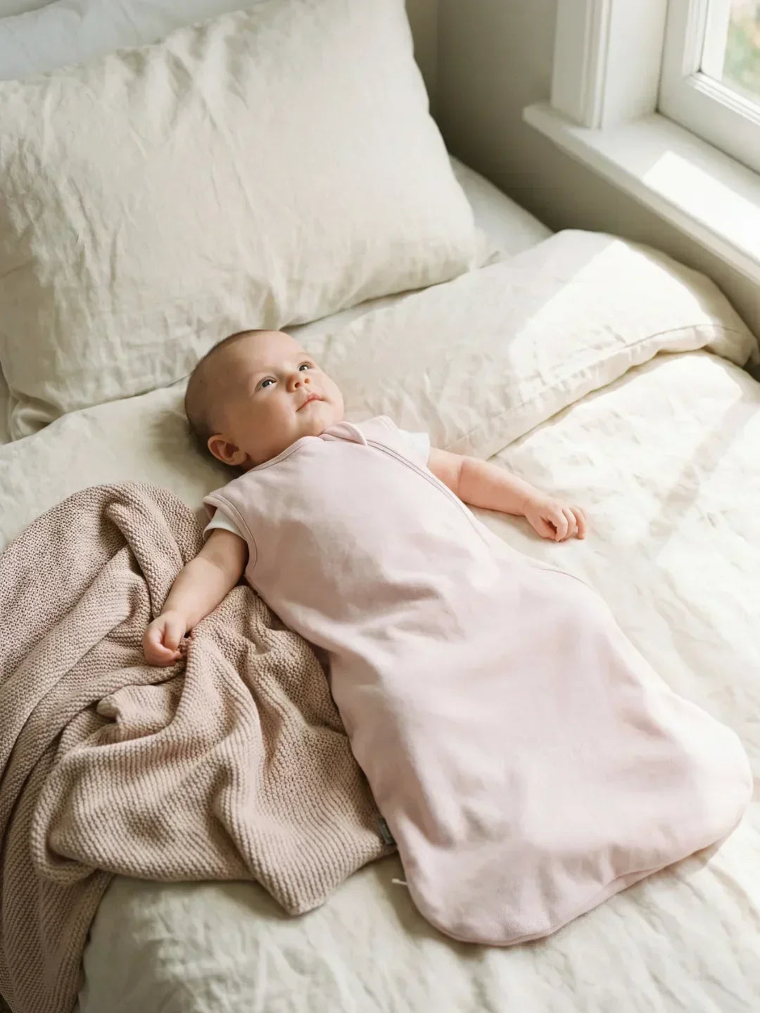 Bebé en saco de dormir de bambú 1.0 TOG sin mangas. Comodidad y seguridad para su descanso.