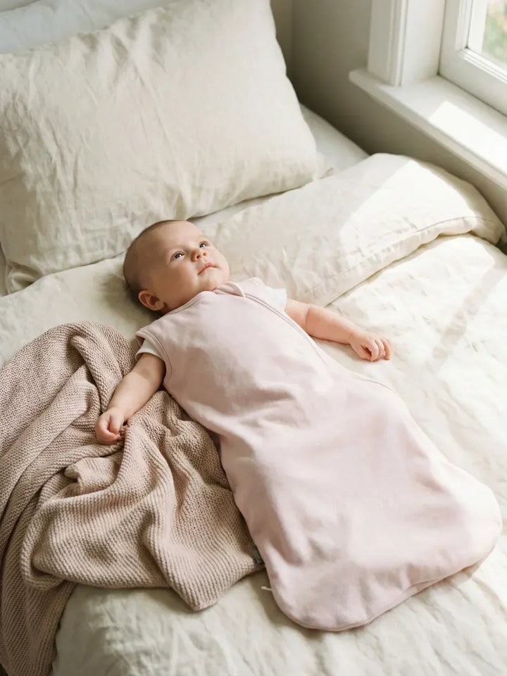 Bebé en saco de dormir de bambú 1.0 TOG sin mangas. Comodidad y seguridad para su descanso.