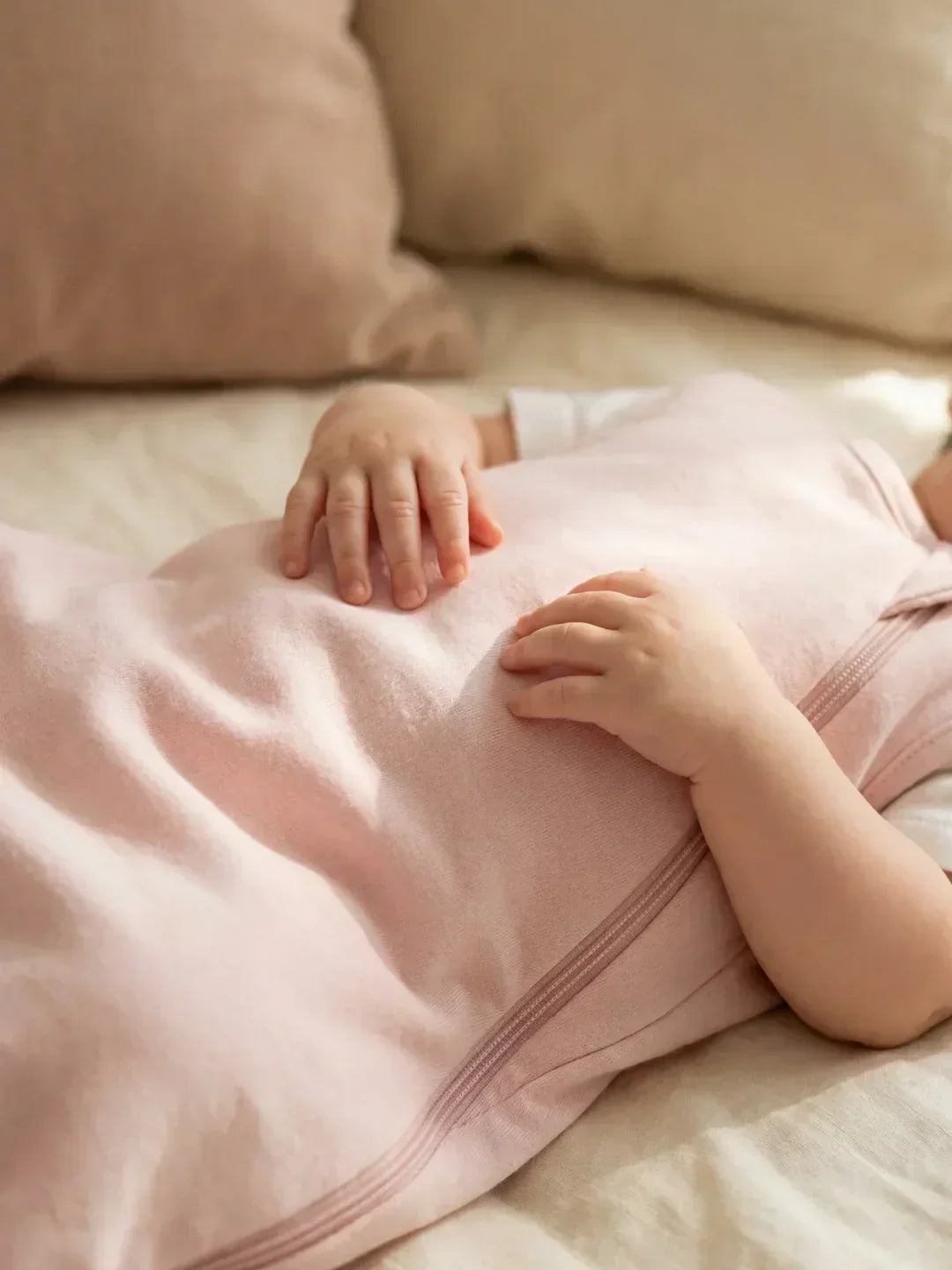 Saco de dormir transicional de bambú 1.0 TOG. Para bebés que buscan confort y seguridad al dormir.