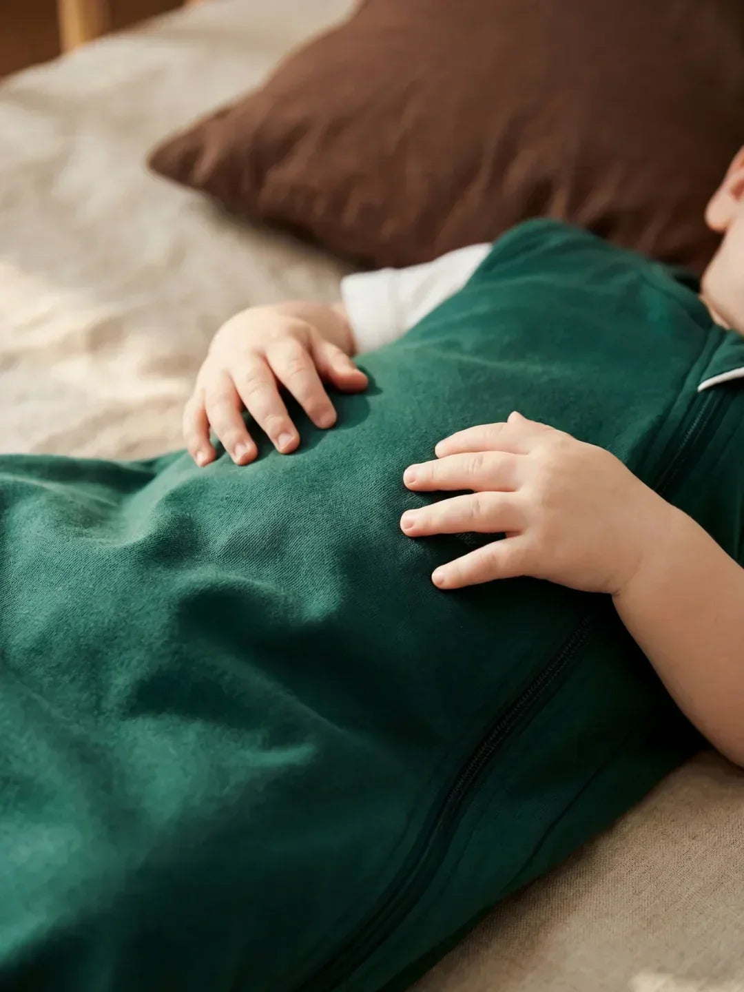 Confortable saco de dormir de bambú 1.0 TOG. Ideal para mantener al bebé a temperatura perfecta.