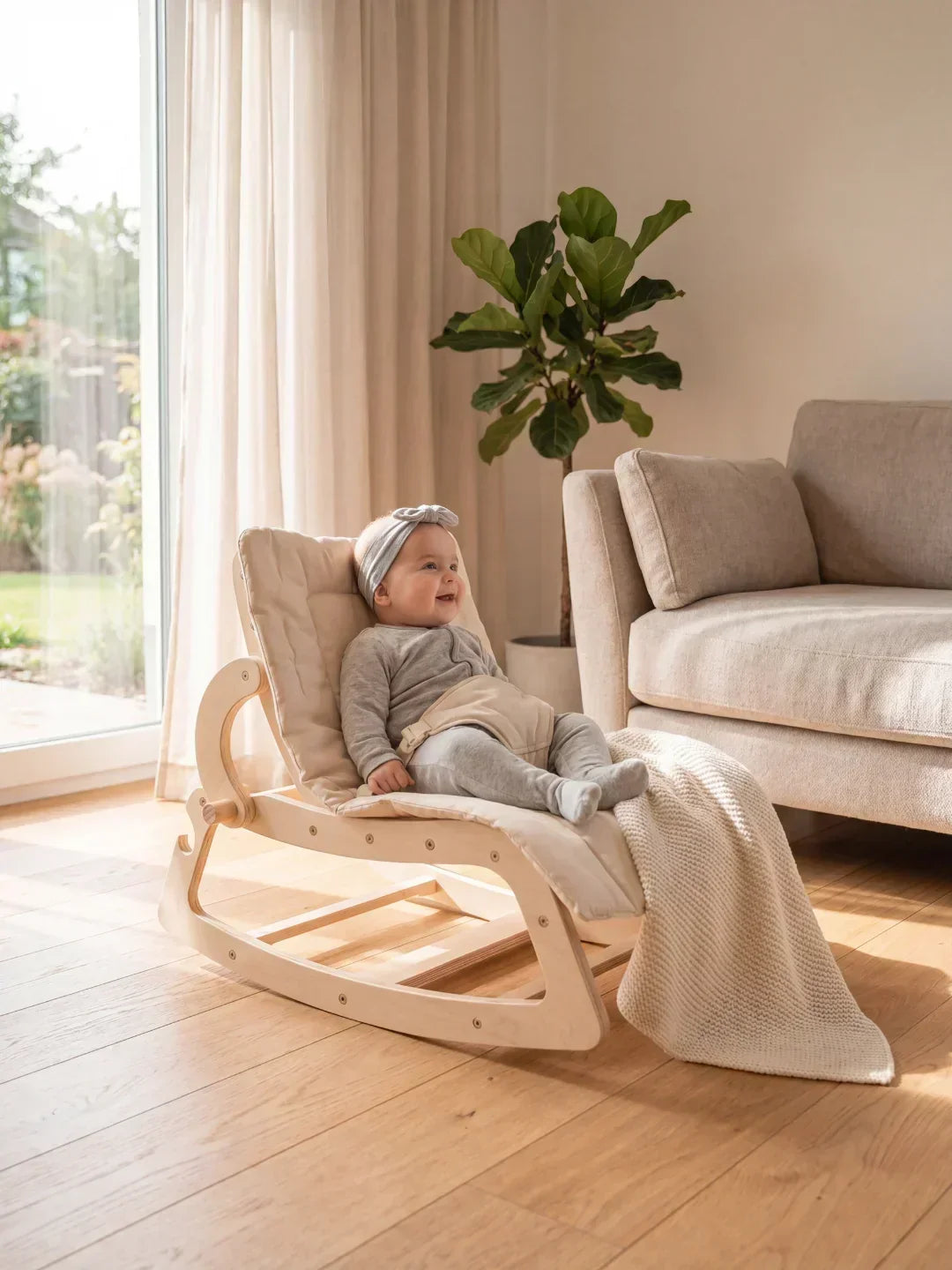 Mecedora y trona evolutiva de madera, estilo escandinavo. Silla bouncer infantil para bebés.