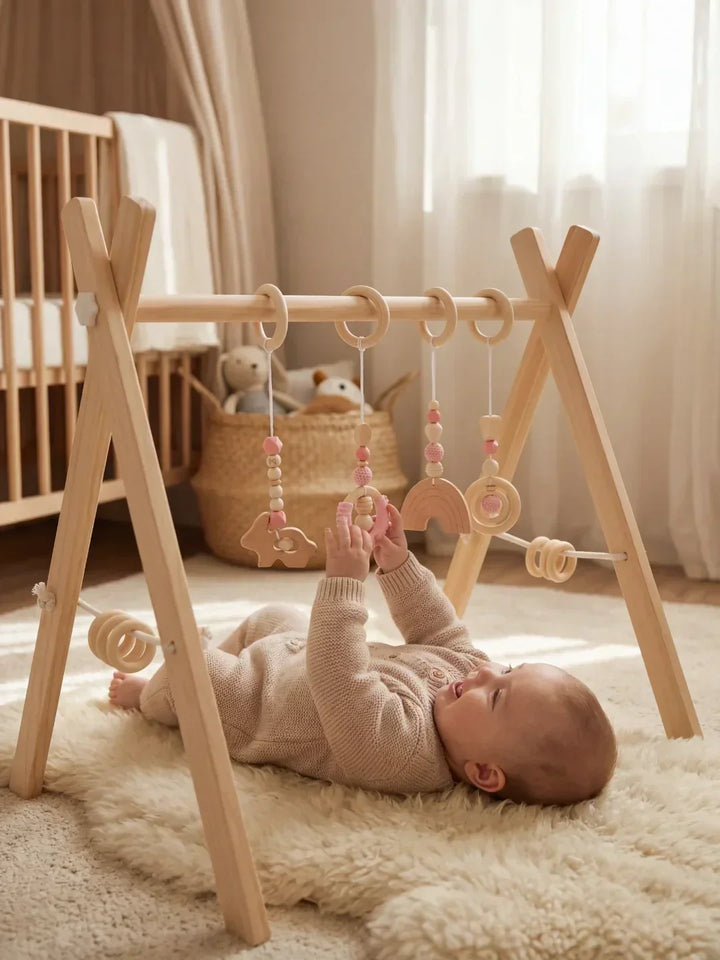 Gimnasio sensorial de madera con juguetes colgantes. Estimula la visión, el tacto y la coordinación de los bebés.