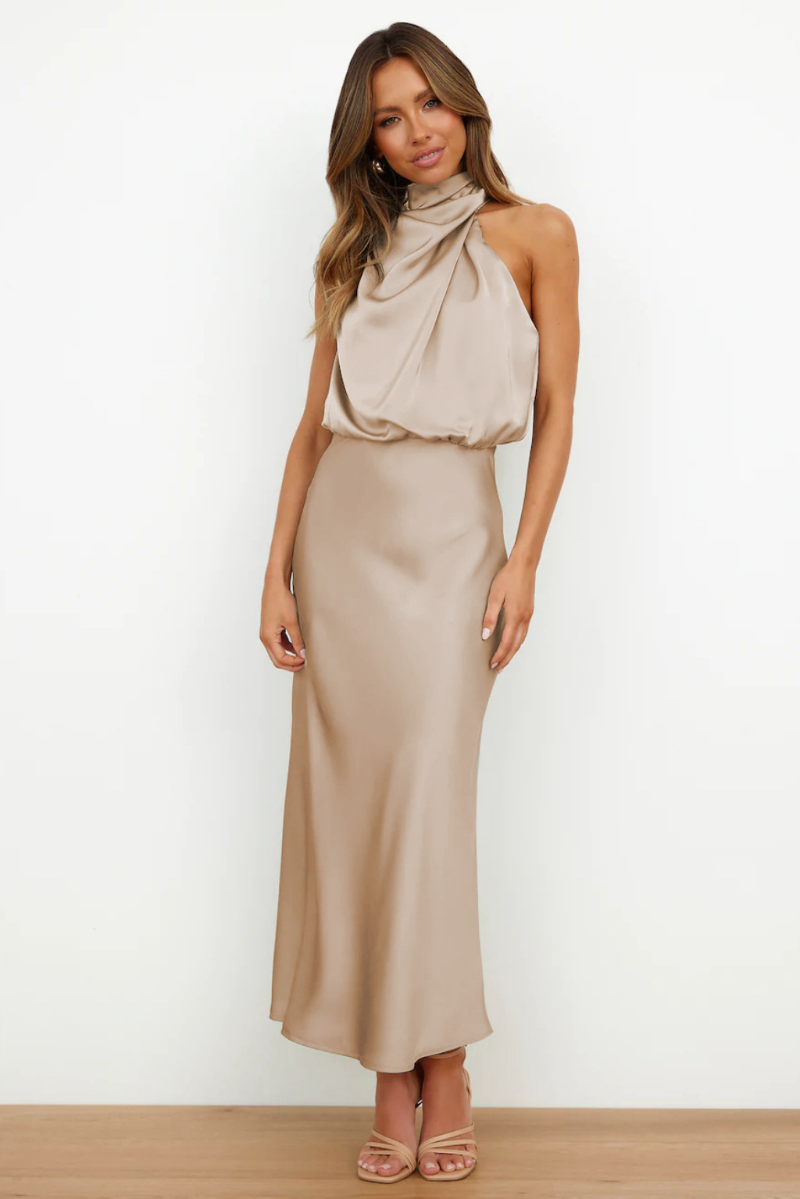 Vestido de gala con hombros descubiertos y cuello alto, un diseño sofisticado para la mujer moderna.