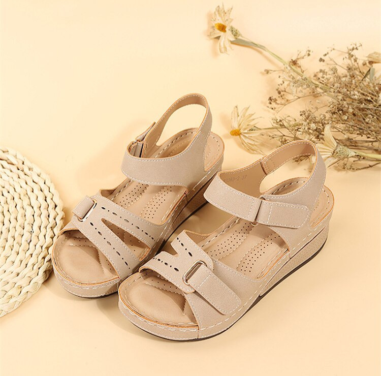 Sandalias mujer retro en color marrón, confort ortopédico, ideal para días de verano.