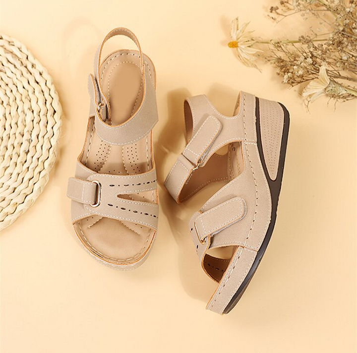 Modelo usando sandalias ortopédicas retro, mostrando estilo y comodidad en verano.