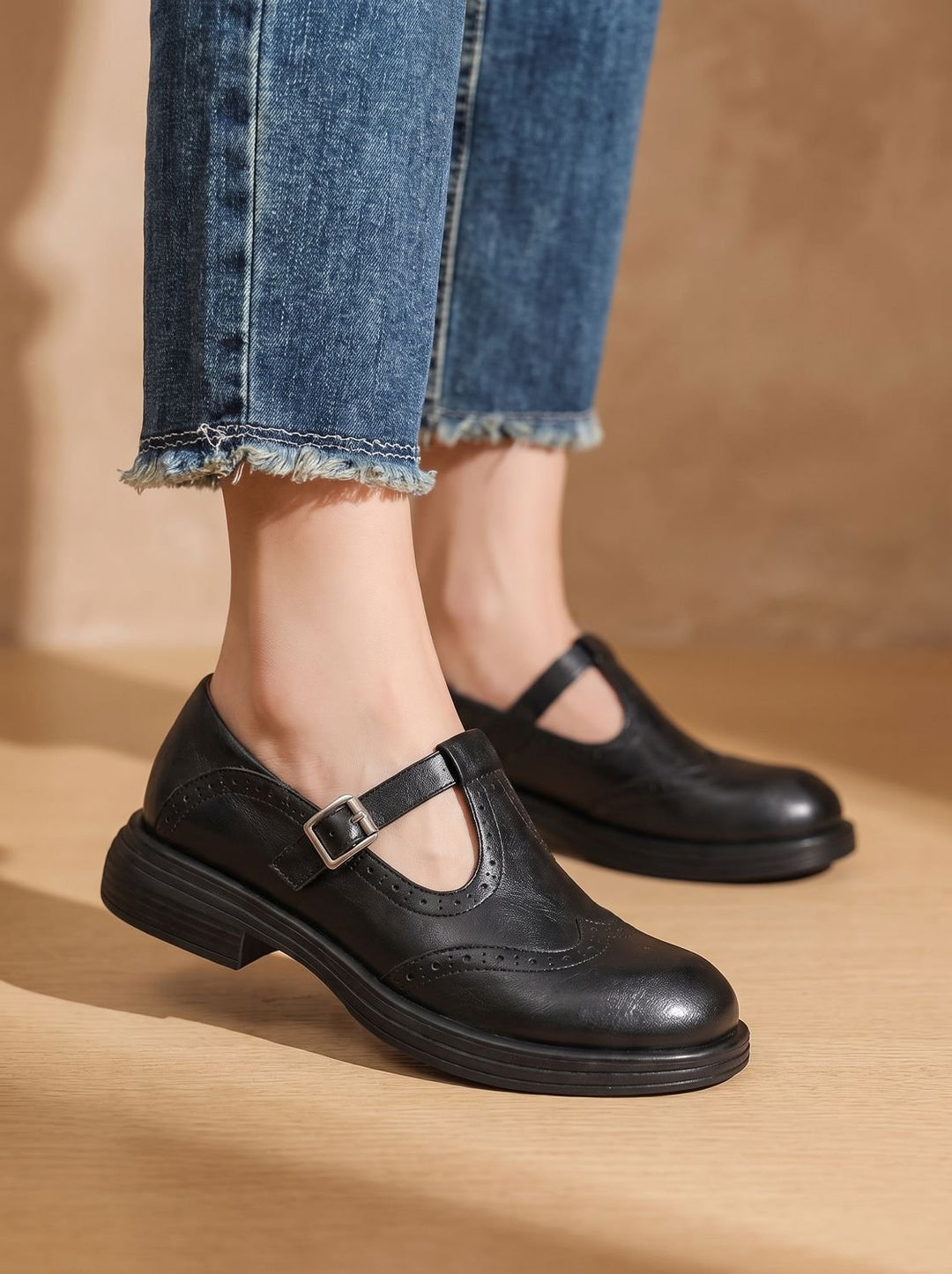 Zapatos Mary Jane vintage para mujer con brogue, hebilla clásica y tacón plano. Elegantes y cómodos.