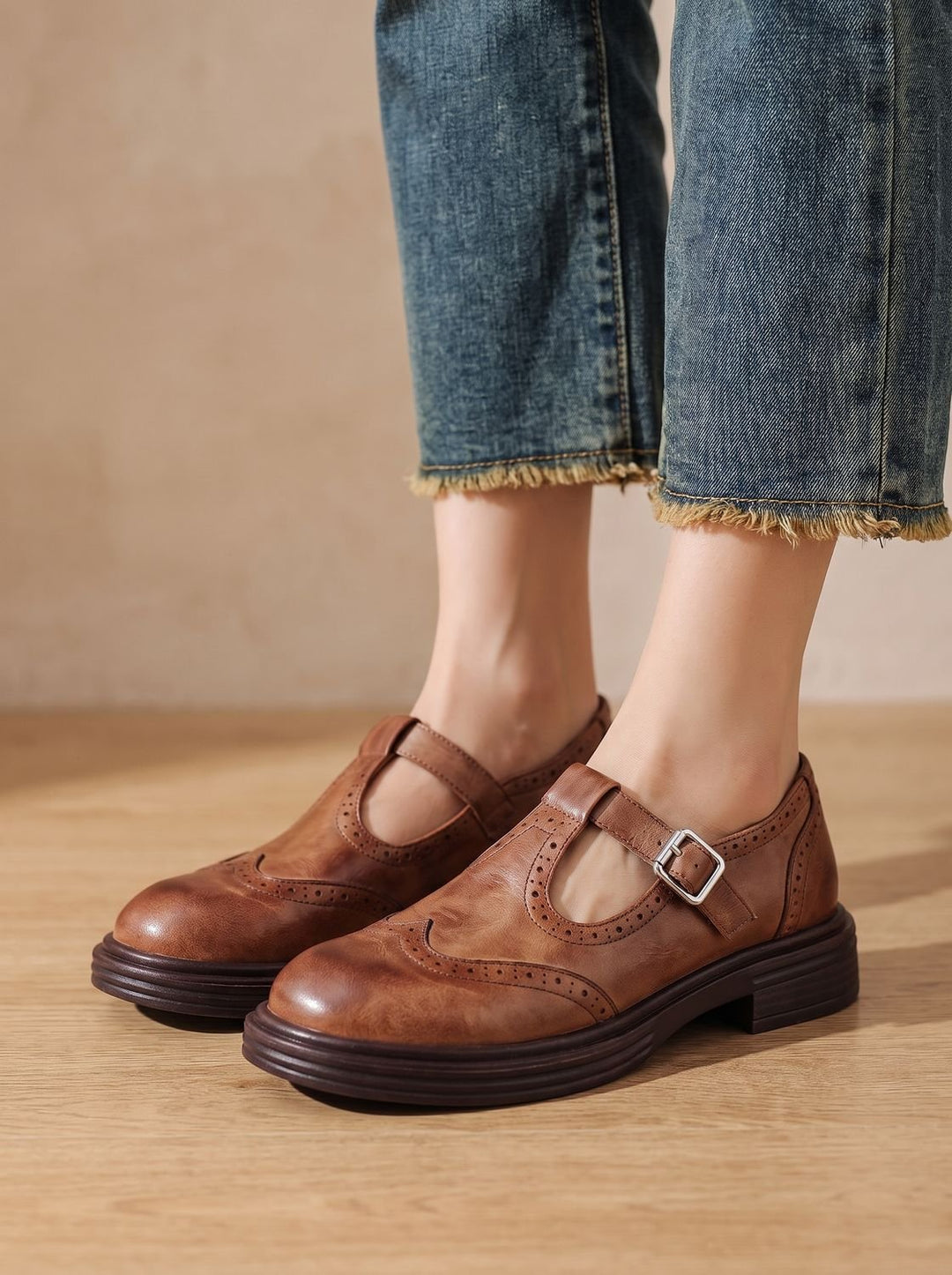 Zapatos Mary Jane clásicos de mujer estilo vintage con detalle brogue y hebilla. Perfectos para un look retro.