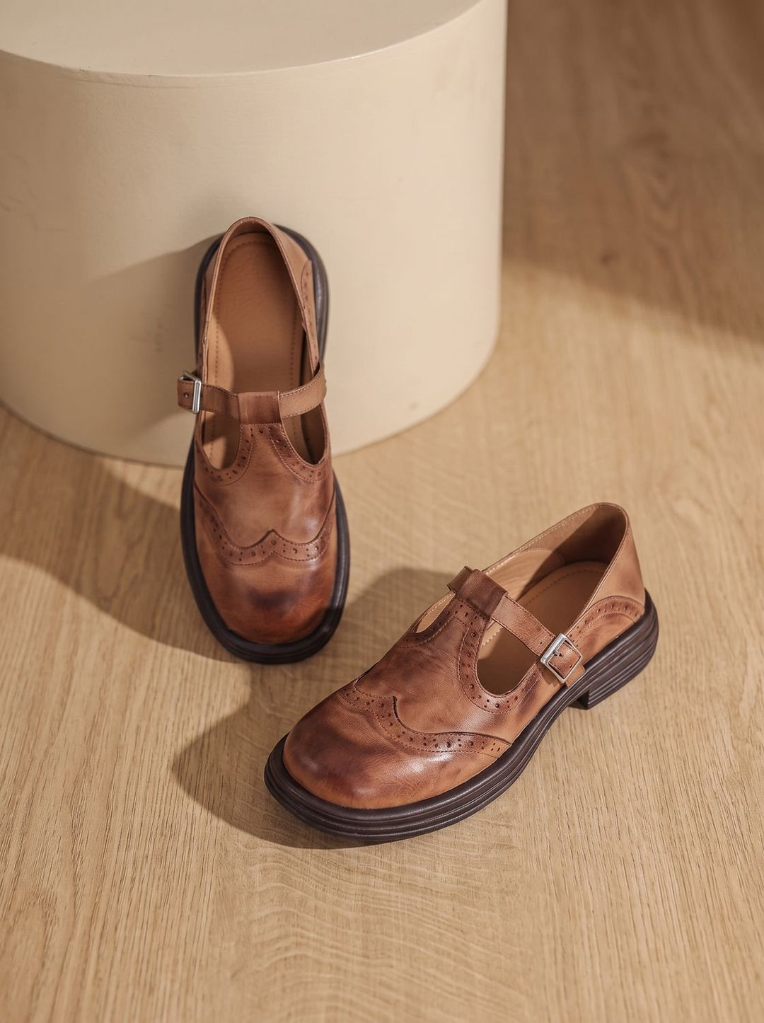 Zapatos planos Mary Jane para mujer, diseño brogue elegante con hebilla ajustable. Comodidad y estilo clásico.
