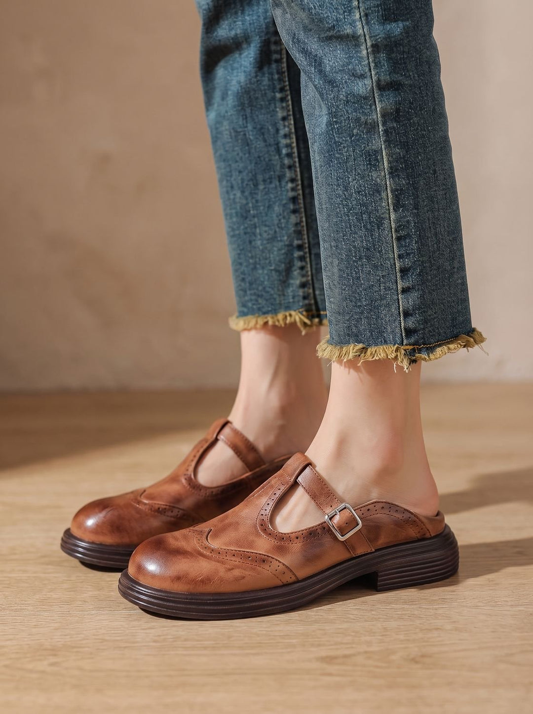 Primer plano de zapatos Mary Jane vintage. Detalle brogue perforado y correa con hebilla. Estilo clásico de mujer.