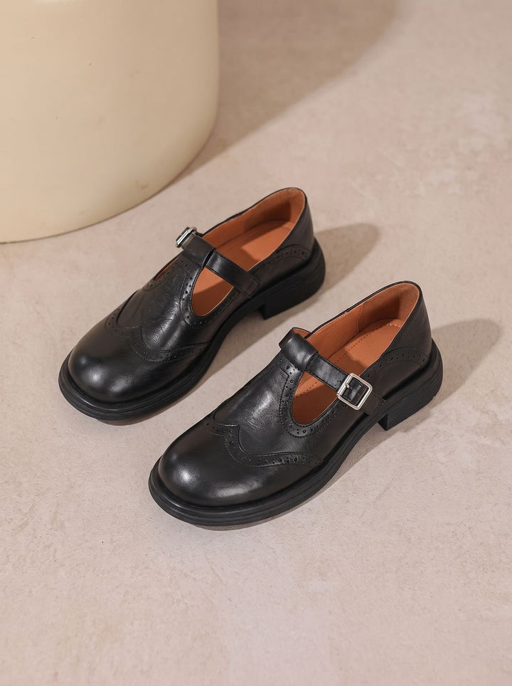 Zapatos Mary Jane vintage de cuero, diseño brogue con hebilla. Estilo clásico de mujer, cómodos y duraderos.