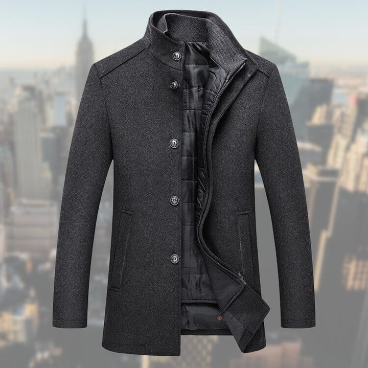 Abrigo elegante de hombre con chaleco desmontable, ideal para invierno y oficina. Ropa masculina formal.