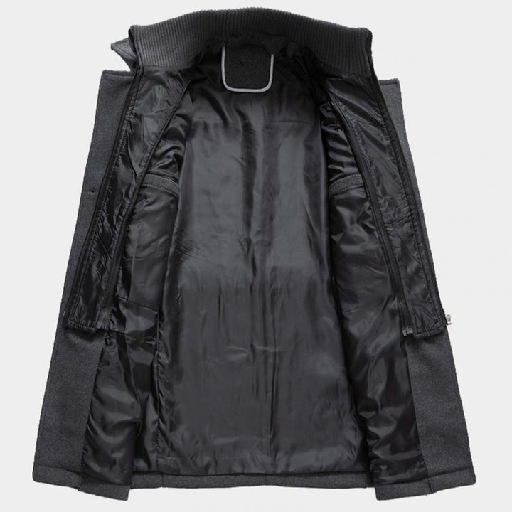 Abrigo de invierno largo marrón para hombre, ofrece calidez superior y estilo clásico. Moda masculina elegante.