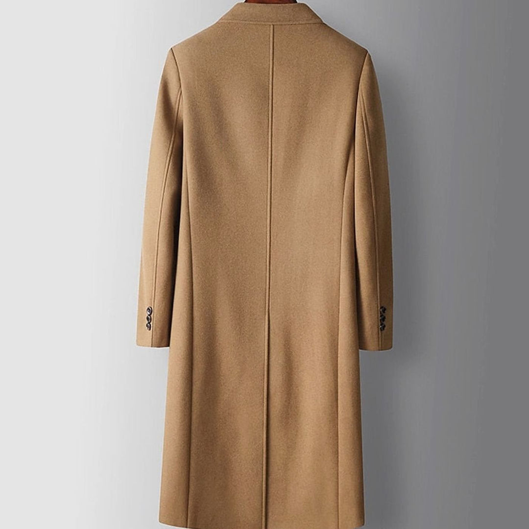 Abrigo de lana largo para hombre, estilo formal y entallado, perfecto para moda masculina de invierno.