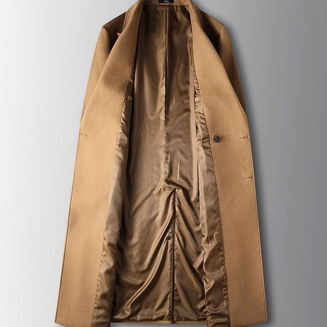 Elegante abrigo cruzado de lana para hombre con solapas de pico, corte largo y botonadura doble. Smart casual.