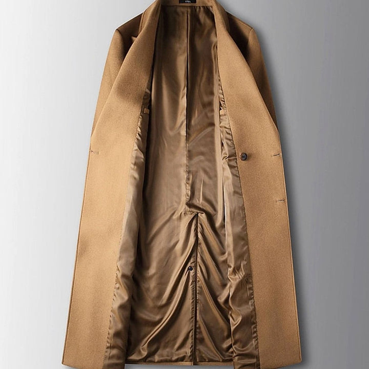 Elegante abrigo cruzado de lana para hombre con solapas de pico, corte largo y botonadura doble. Smart casual.