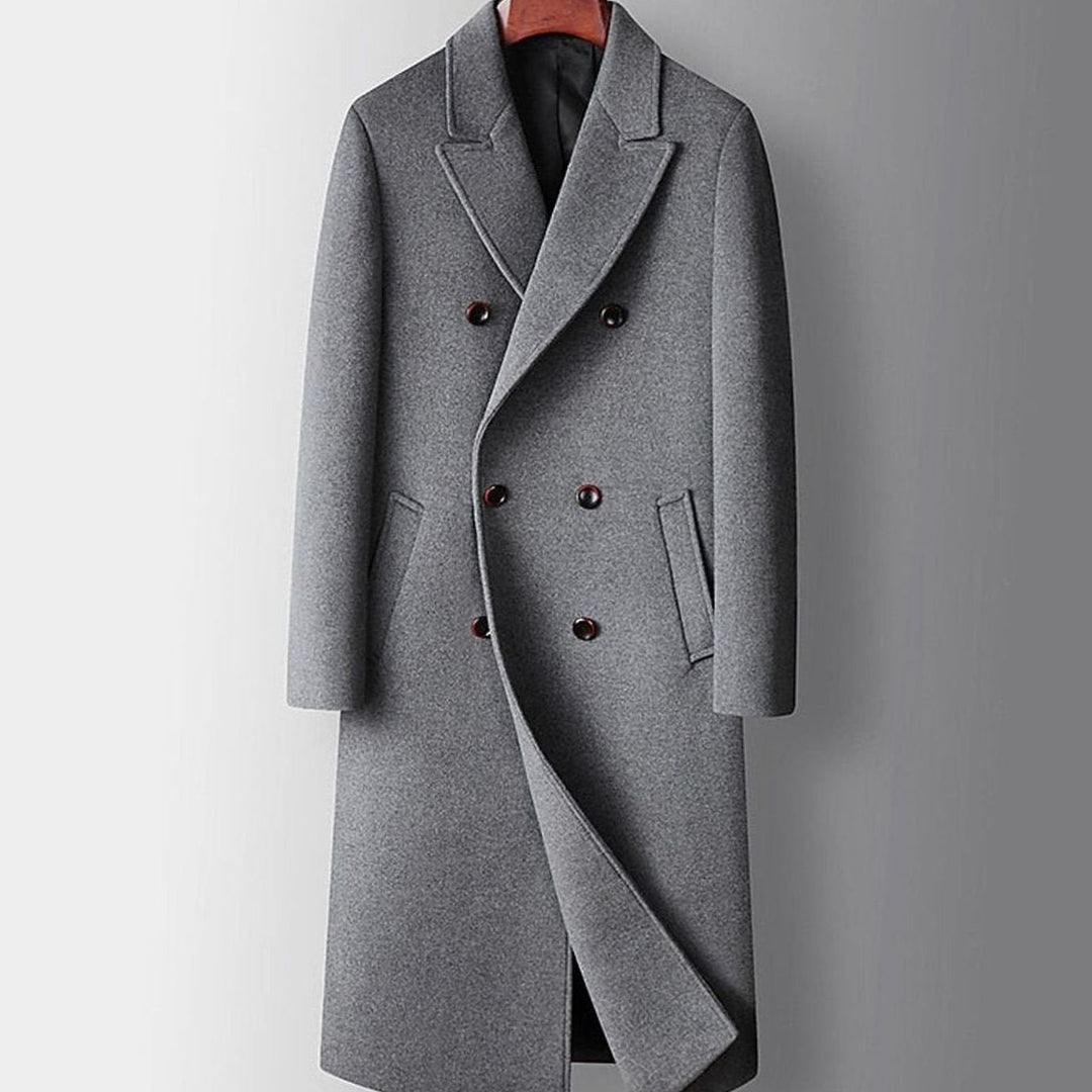 Abrigo de lana de hombre con corte largo y silueta entallada. Diseño cruzado ideal para eventos formales.