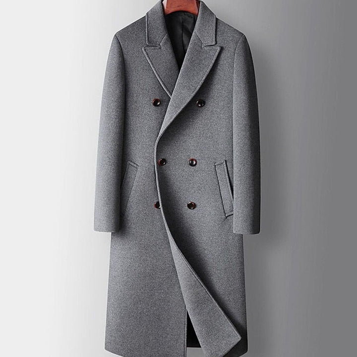 Abrigo de lana de hombre con corte largo y silueta entallada. Diseño cruzado ideal para eventos formales.