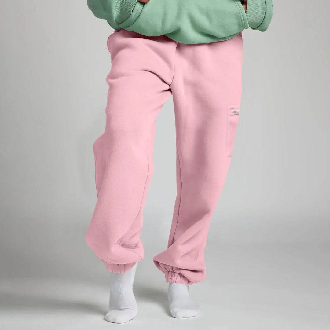 Mujer joven con sudadera de viaje, disfrutando del confort y la máscara integrada.