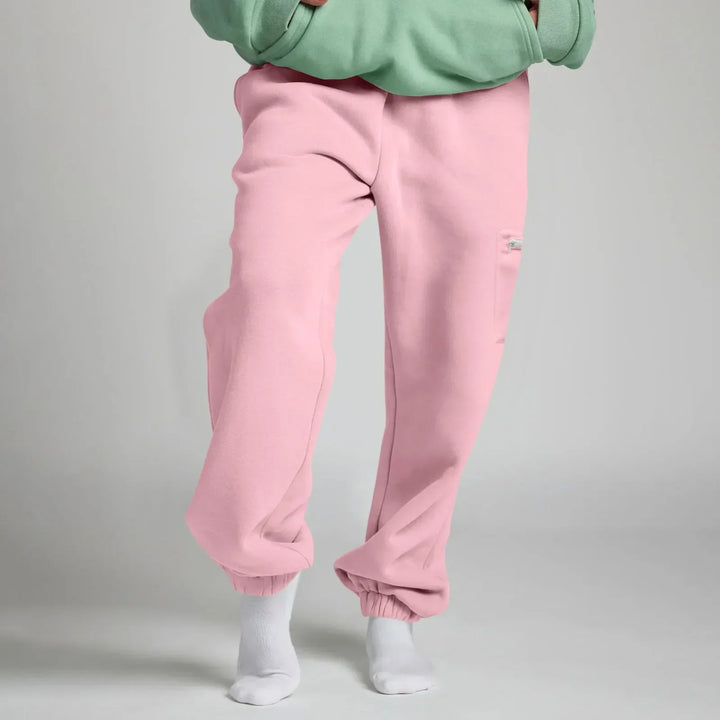 Mujer joven con sudadera de viaje, disfrutando del confort y la máscara integrada.