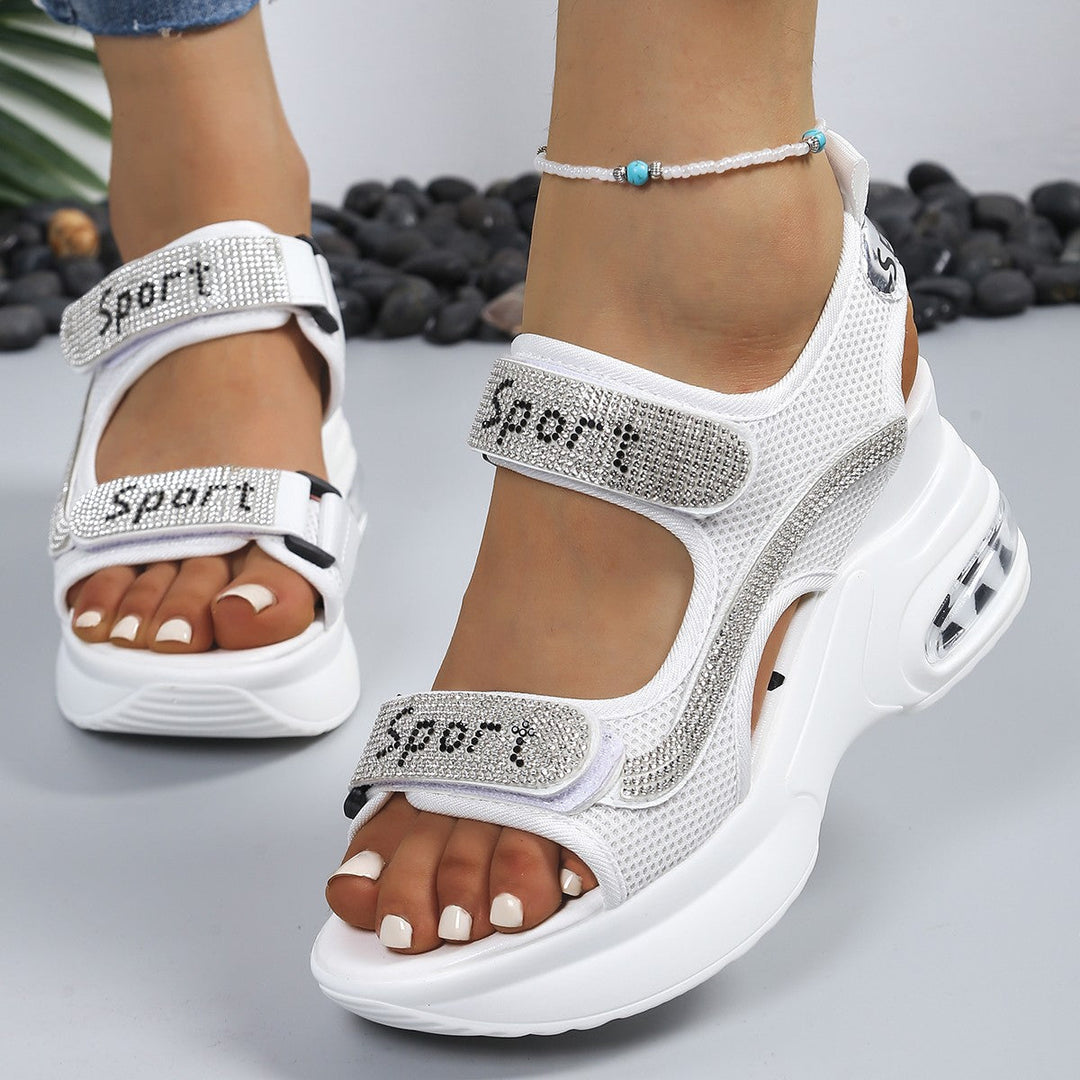 Vista de cerca de sandalias de plataforma para mujer, destacando el strass y el velcro ajustable.