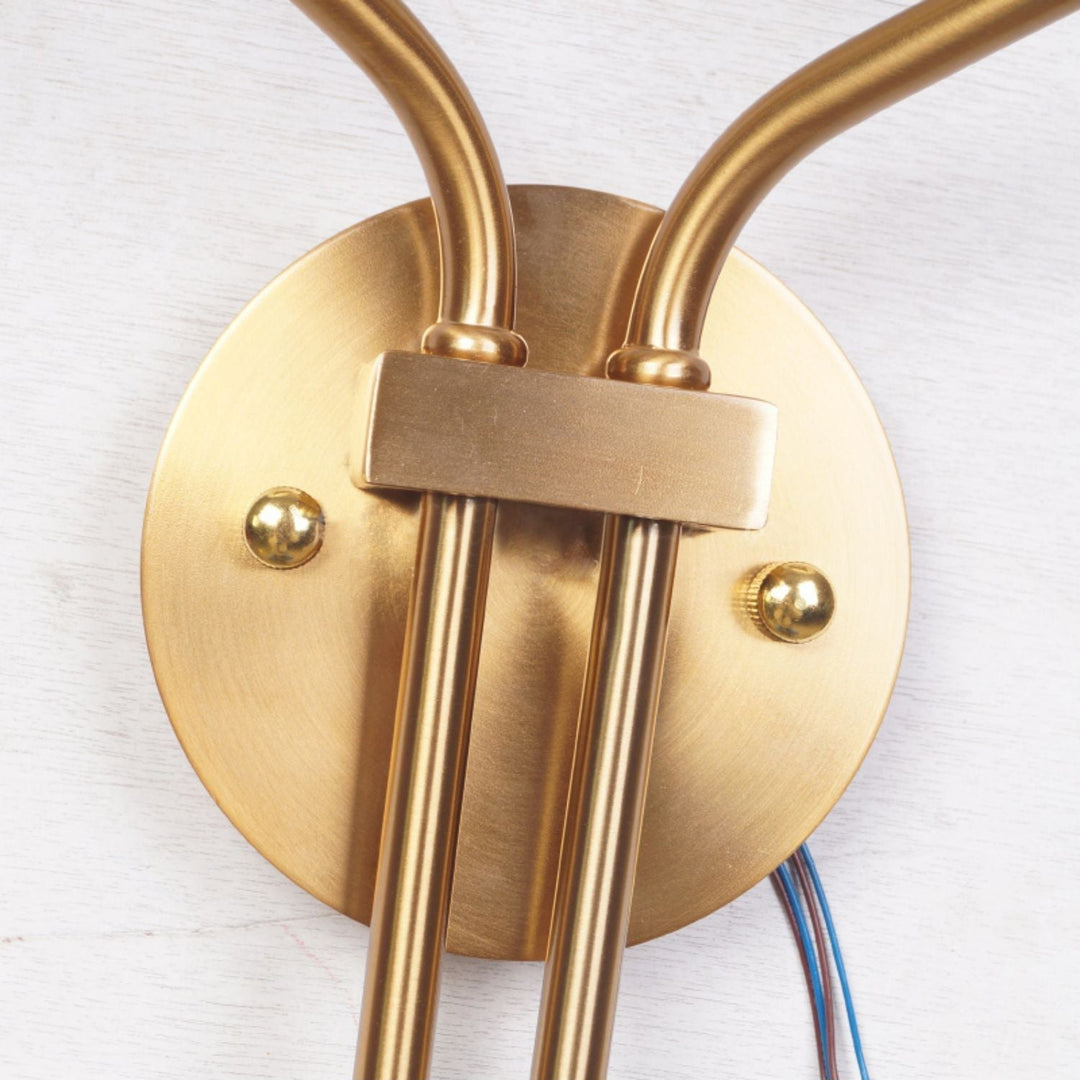 Aplique de pared dorado doble, diseño moderno y elegante, perfecto para un dormitorio de lujo.