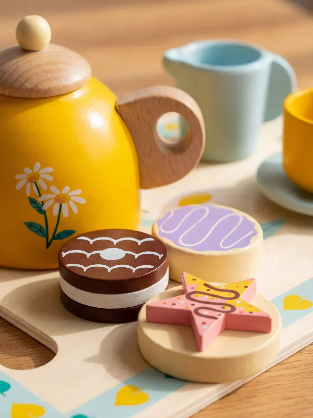 Elegante juego de té de madera con tetera amarilla y diseño floral en la bandeja, regalo perfecto para niños.