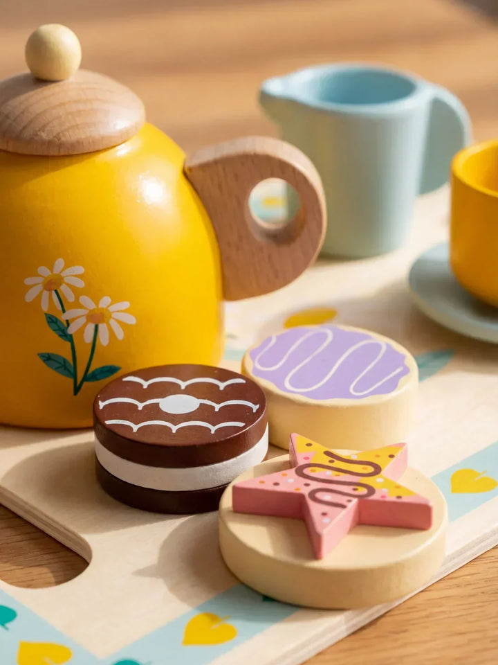 Elegante juego de té de madera con tetera amarilla y diseño floral en la bandeja, regalo perfecto para niños.