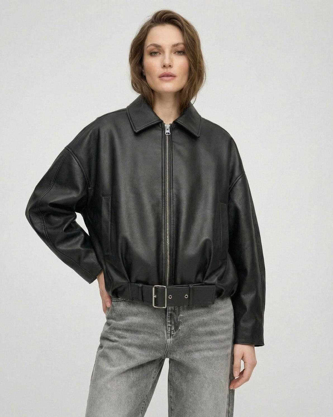 Outerwear de mujer: chaqueta negra oversized con cinturón, estilo holgado y chic para look moderno.