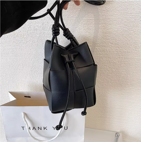 Bolso ANIKADEL estructurado, ideal para la mujer que busca elegancia versátil en su día a día.