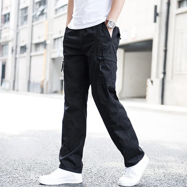 Pantalones cargo duraderos para hombre. Ropa casual urbana cómoda, ideal para aventuras y viajes.