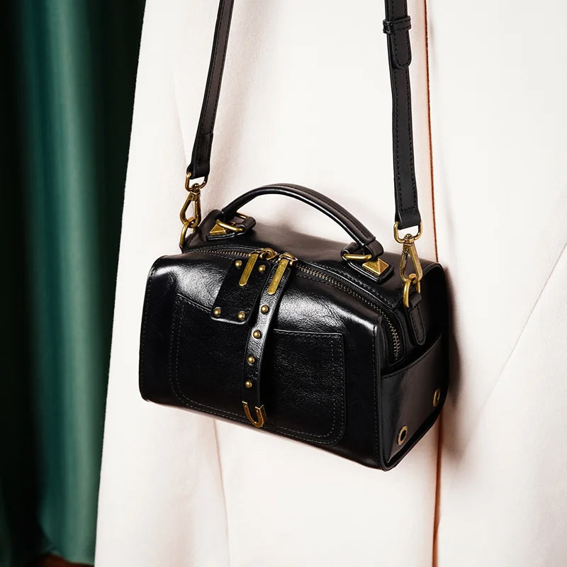 Detalle frontal del bolso de hombro de cuero genuino estilo Boston. Elegante y con correa desmontable, moda mujer.